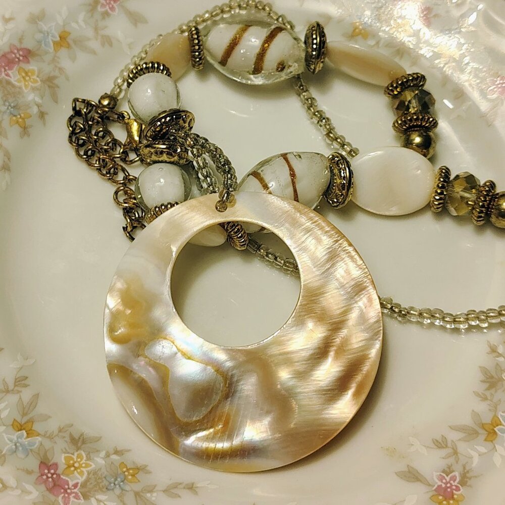 VTG Classic Mother Of Pearl Shell Pendant Glass Lampwork Choker Bead Necklace
